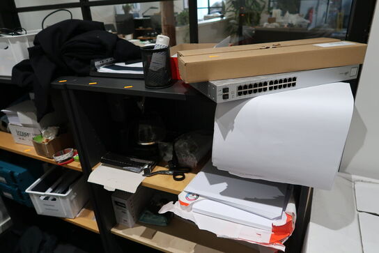 2 stk. reoler med div. Elektronik m.m.