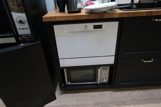 Køkken med div. Køkkeninventar, opvaskemaskine ELECTROLUX, mikrobølgeovn m.m.