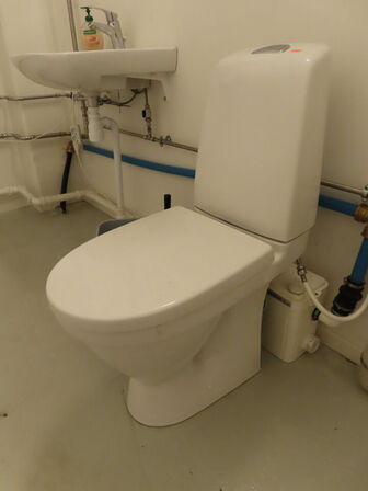 Toilet, vask og vandvarmer