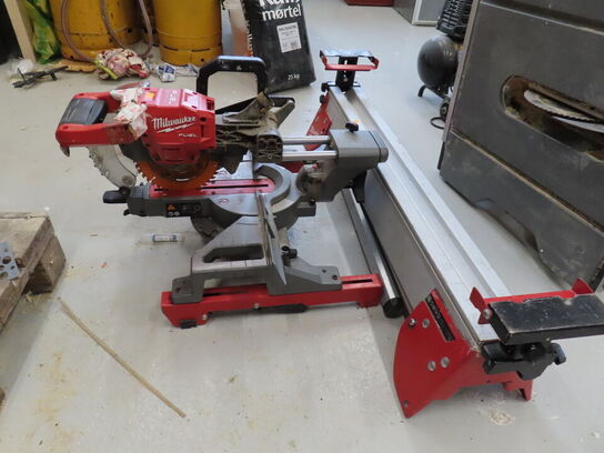 Kap-/gerringssav med arbejdsstation, MILWAUKEE