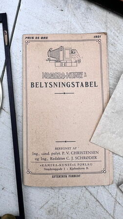 Antikt bælgkamera af træ og messing