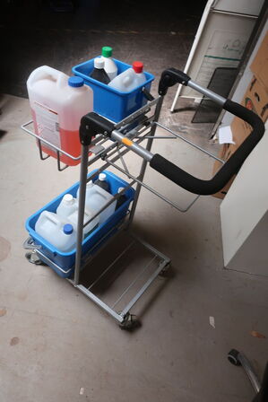 Rengøringsvogn med indhold