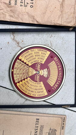 Antikt bælgkamera af træ og messing