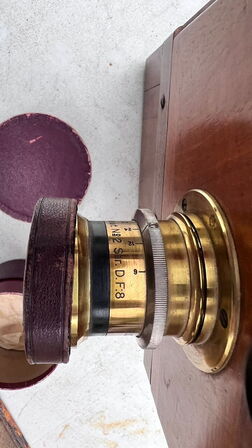 Antikt bælgkamera af træ og messing