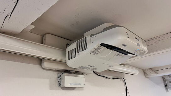 Projektor, EPSON EB-695Wi med touch unit og vægophæng