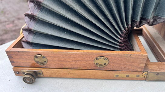 Antikt bælgkamera af træ og messing