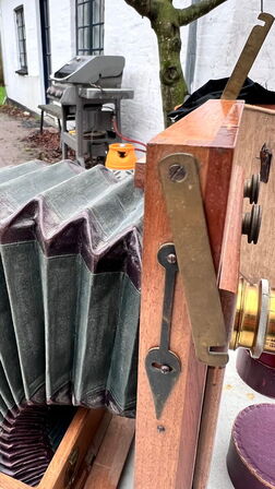 Antikt bælgkamera af træ og messing