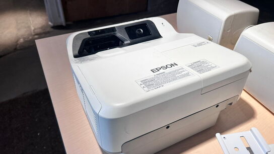 Projektor, EPSON EB-695Wi med touch unit og vægophæng