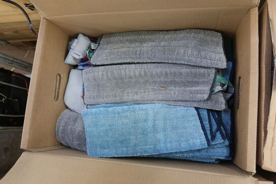 3 flyttekasser med klude og moppe