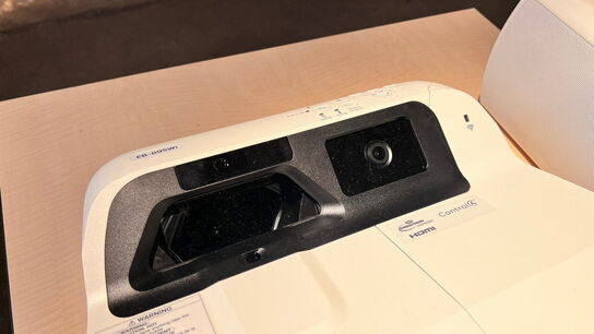 Projektor, EPSON EB-695Wi med touch unit og vægophæng