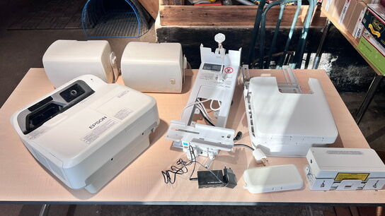 Projektor, EPSON EB-695Wi med touch unit og vægophæng