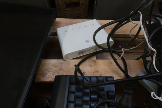 Skærm, tastatur, radio m.m.