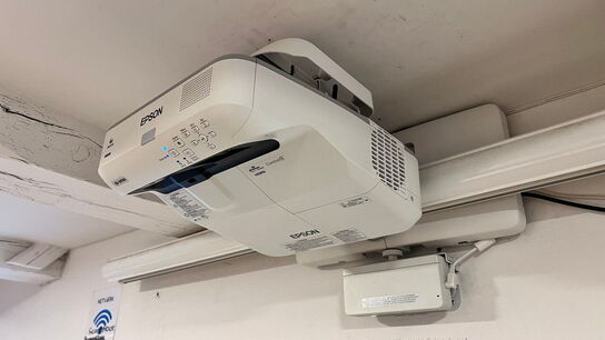 Projektor, EPSON EB-695Wi med touch unit og vægophæng