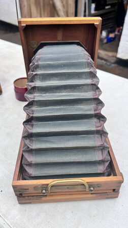 Antikt bælgkamera af træ og messing