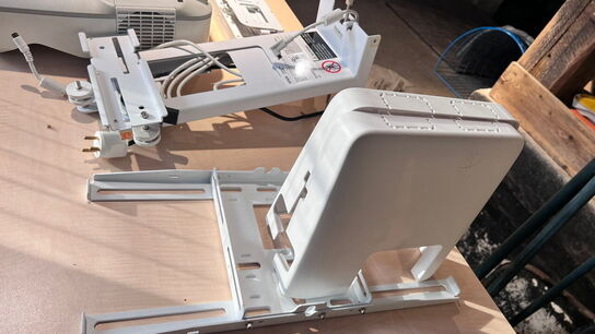 Projektor, EPSON EB-695Wi med touch unit og vægophæng