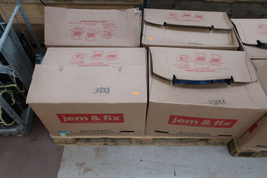 3 flyttekasser med klude og moppe