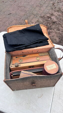 Antikt bælgkamera af træ og messing