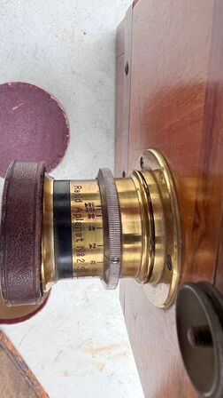 Antikt bælgkamera af træ og messing