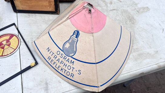 Antikt bælgkamera af træ og messing