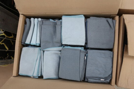 3 flyttekasser med klude og moppe