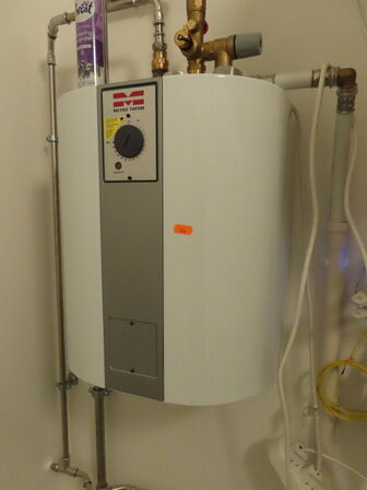 Toilet, vask og vandvarmer