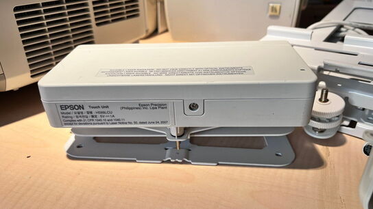 Projektor, EPSON EB-695Wi med touch unit og vægophæng