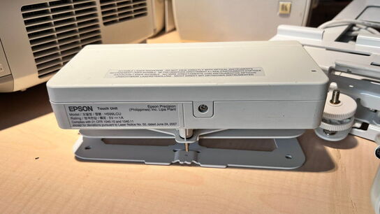 Projektor, EPSON EB-695Wi med touch unit og vægophæng