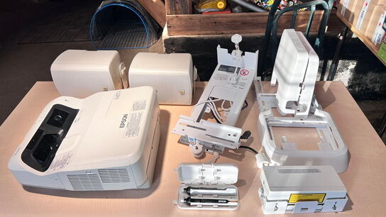 Projektor, EPSON EB-695Wi med touch unit og vægophæng