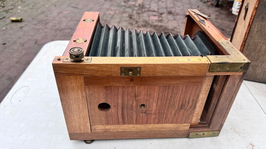 Antikt bælgkamera af træ og messing