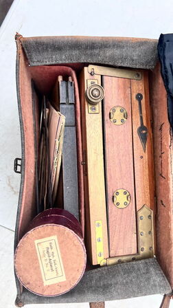 Antikt bælgkamera af træ og messing