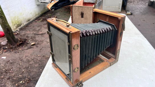 Antikt bælgkamera af træ og messing