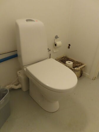 Toilet, vask og vandvarmer