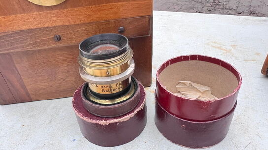 Antikt bælgkamera af træ og messing