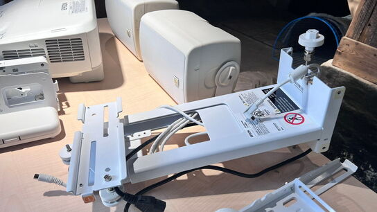 Projektor, EPSON EB-695Wi med touch unit og vægophæng