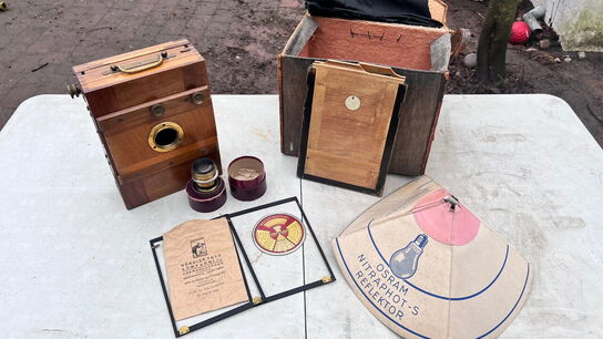 Antikt bælgkamera af træ og messing