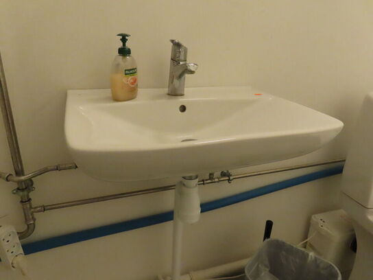 Toilet, vask og vandvarmer