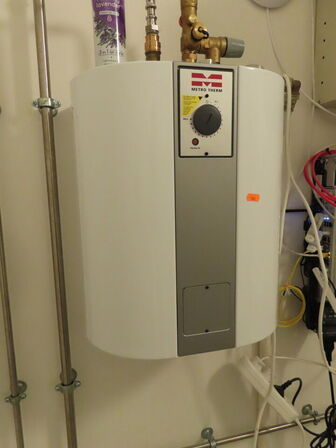 Toilet, vask og vandvarmer