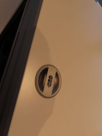 Jalousiskab med aluminiumslåge