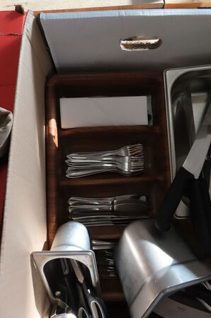 Kasse med diverse køkkenudstyr