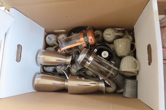 Palle med diver glas, kopper og stempelkander