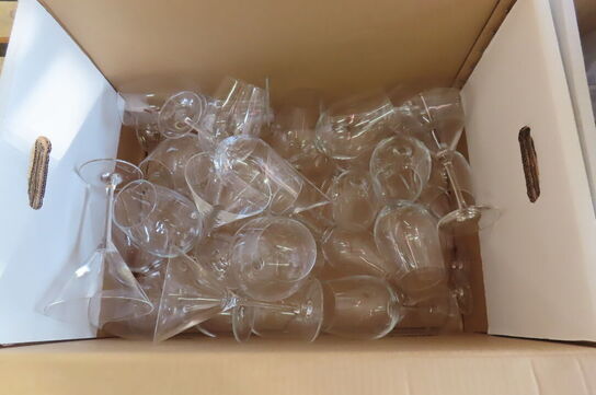 Palle med diver glas, kopper og stempelkander