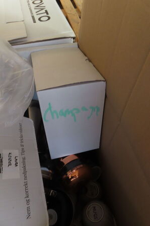 Palle med diver glas, kopper og stempelkander