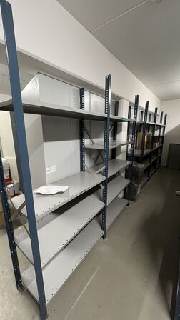 Reol 5 fag (Kan hentes efter kl. 12)