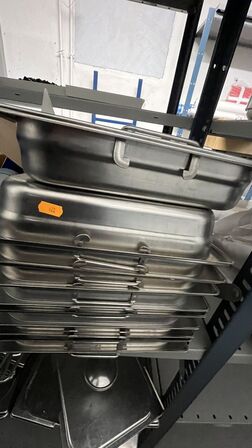 Tøm Reol - inden kl. 12 (2 fag) Termokander, Gastronorm bakker m.m.