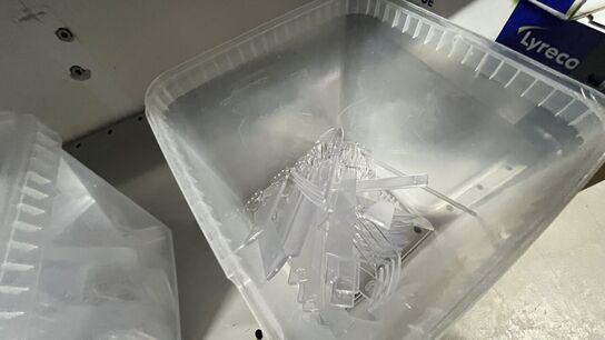 Tøm Reol - inden kl. 12 (2 fag) - Plastic  Bestik m.m.