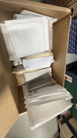 Tøm Reol - inden kl. 12 (2 fag) boble kuverter, sagsmapper  m.m.