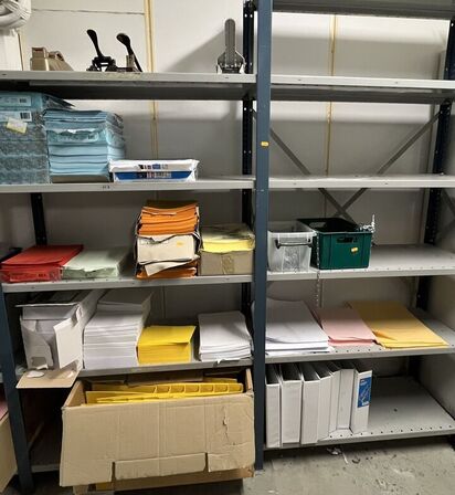 Tøm Reol inden kl. 12 (2 fag)  Papir, Kæder m.m.