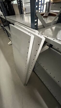 Reol 5 fag (Kan hentes efter kl. 12)