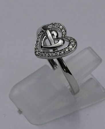 Diamantring af 14 kt. hvidguld prydet med brillantslebne diamanter