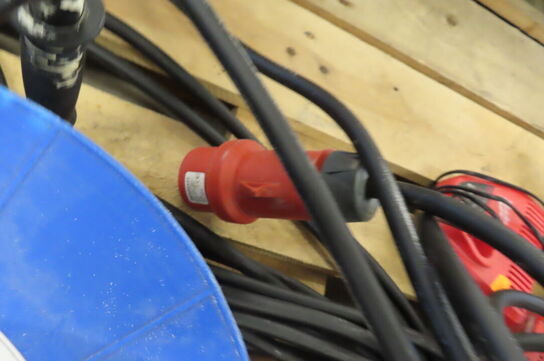 Kraftkabel samt 2 stk. kabeltromler